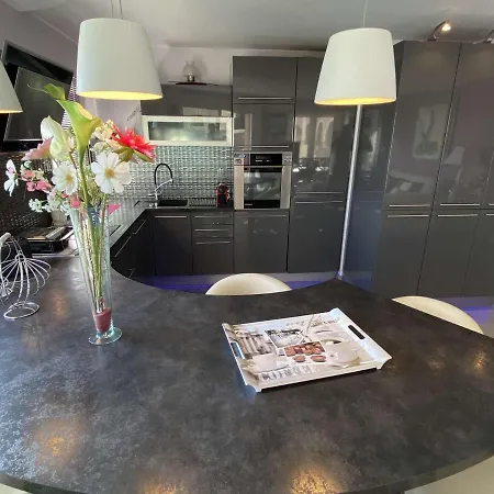 Apartment Confortable Appt 2 Pieces Avec Grande Terrasse, Clim, Garage, Proche Et Commerces - Fr-1-226a-165 *